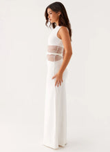 Leni | Robe maxi ajustée avec des découpes subtiles et un laçage