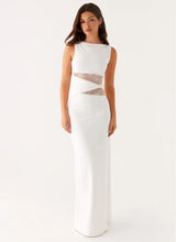 Leni | Robe maxi ajustée avec des découpes subtiles et un laçage