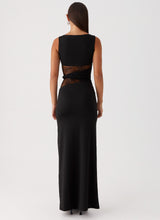 Leni | Robe maxi ajustée avec des découpes subtiles et un laçage