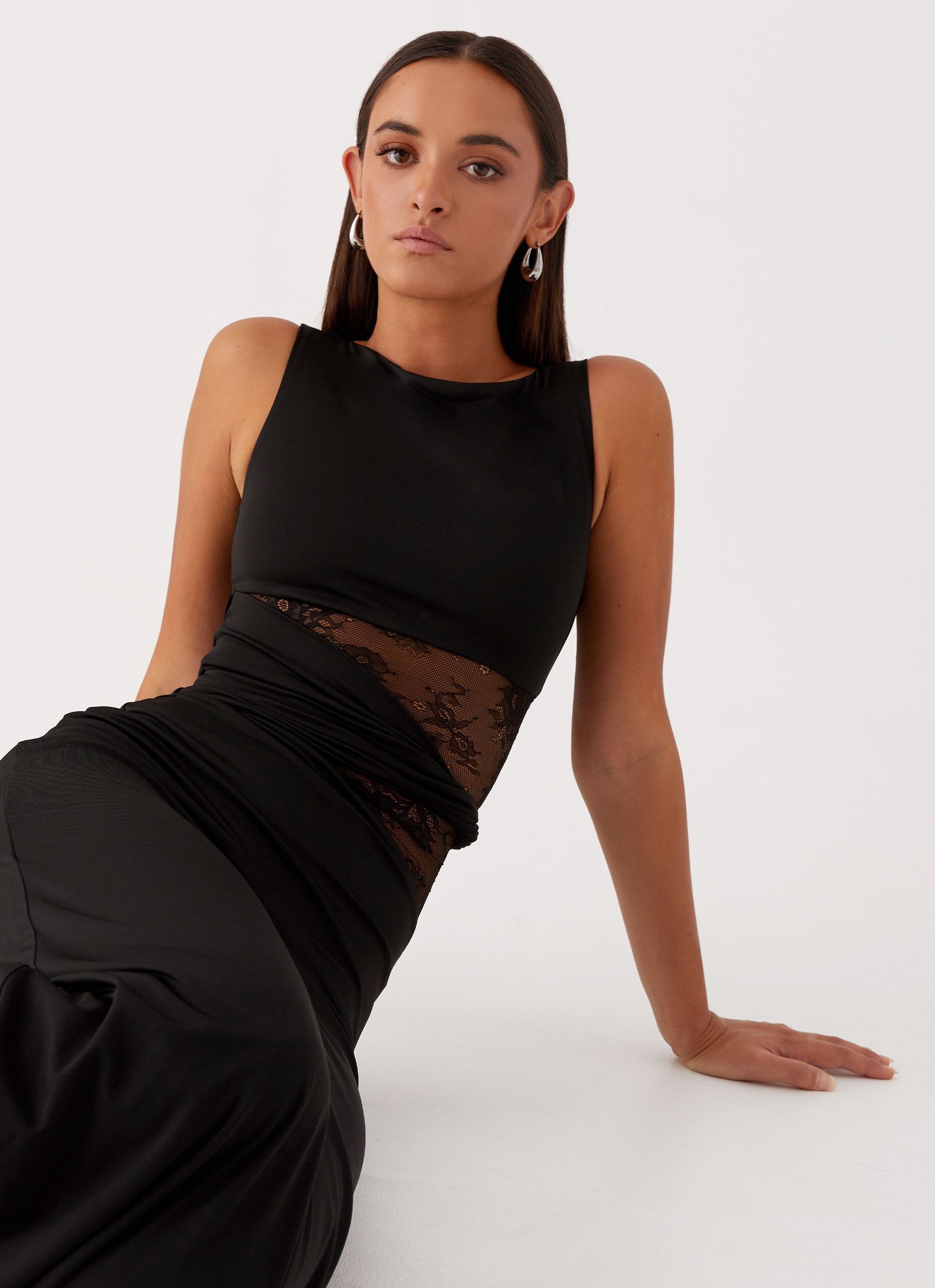 Leni | Robe maxi ajustée avec des découpes subtiles et un laçage